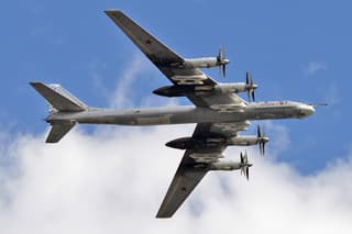El bombardero estratégico Tu-95MS "Oso" se encuentra con la "Amy Gorda" estadounidense sobre Alaska: imágenes únicas