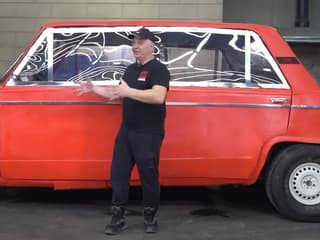 Un Lada con dos motores y una lámpara de araña real en el interior fue ensamblado en Rusia