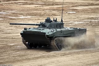 Пройдет там, где застревает колесная техника: Ростех раскрыл особенности новейшей БМД-4М