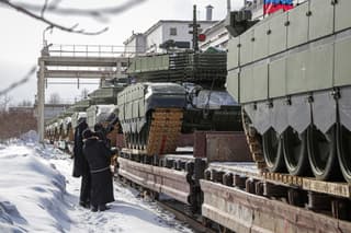 Con canciones de "Zemlyane" y Denís Maidanov: un lote de tanques T-90M "Proryv" fue enviado a los militares rusos