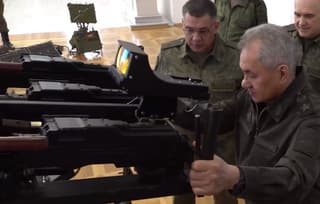Potente sistema de fuego, dron interceptor, varios tipos de granadas: Shoigú muestra armamento modernizado
