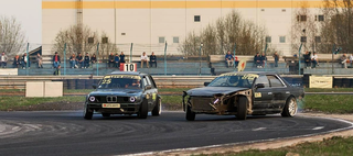 Un neumático se sale de la rueda y vuelve a su sitio milagrosamente en el campeonato de drift en Púlkovo