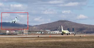 El caza Su-30 eclipsó al "Superjet" SJ-100 en un video de vuelo de prueba: se apoyaba en la corriente de reacción