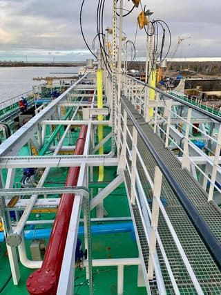 El tercer depósito flotante de petróleo "Neobeton-3" fue construido en un astillero de San Petersburgo