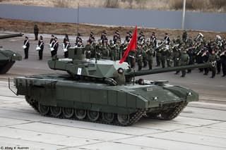 «Разрекламированный, но проблемный»: эксперт 19fortyfive объяснил, чем Т-14 «Армата» уступает британскому Challenger 3
