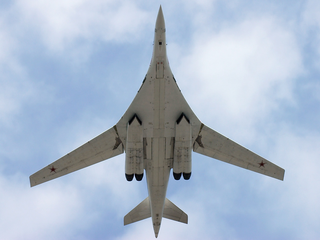 Experto en aviación Leonkov: el portamisiles supersónico Tu-160 supera al bombardero estadounidense B1-B