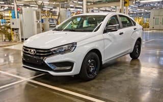 АвтоВАЗ напомнил: купить Lada напрямую с завода нельзя — только через дилеров