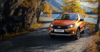 С максимальным клиренсом и богатым оснащением: новая Lada Granta попала к дилерам