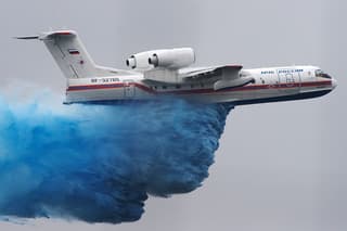 Be-200ChS e Il-76 lanzaron cerca de 130 toneladas de agua durante la extinción de un incendio en Irán