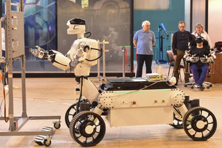 Cosmonaut Wagner Conducted "Combat Coordination" with the Marfa Robot After Returning from Orbit