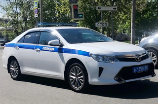 Aparecen matrículas azules con el tricolor en la policía