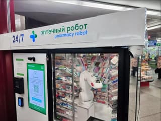 Робот-фармацевт начал продавать лекарства без рецепта на вокзале в Минске