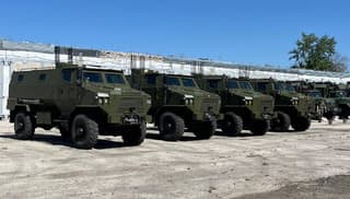 Entregan a militares rusos un lote de los más recientes vehículos blindados "Ladoga"