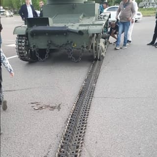 Un legendario tanque T-26 se "descalzó" en el centro de Sterlitamak: permaneció en la calzada toda la noche
