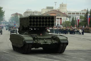 “Flying” T-80BVM Tanks and TOS-1A “Solntsepyok” Demonstrated at the Victory Parade in Omsk