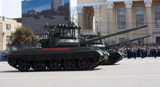 Полувековые советские танки Т-62М оснастили современной станцией РЭБ и динамической защитой