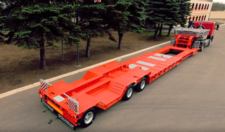 Para el transporte de maquinaria agrícola: presentan en Rusia el nuevo semirremolque SPECPRICEP 9942D3