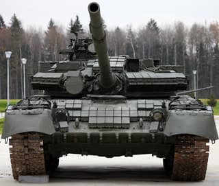 El tanque ruso T-80BV resistió 25 impactos de drones kamikaze y un bombardeo de artillería