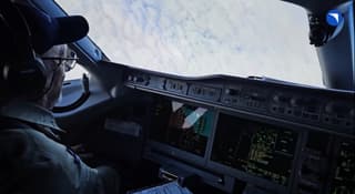 Prueban un nuevo sistema de control integral en el avión SJ-100