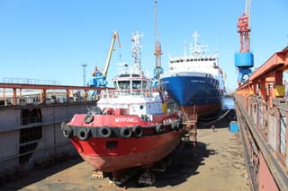 Motor ship "David Pashayev" and tugboat "Muromets" sent for dock repairs in Arkhangelsk