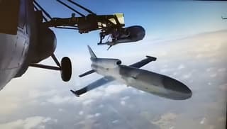 Aparece el primer video del uso del nuevo dron "Dan-M" desde un helicóptero Mi-8
