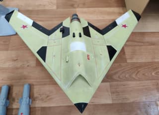 Aparecen las primeras imágenes del UAV S-70 "Okhotnik" con misiles Kh-57 para el caza Su-57