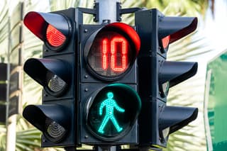 En 2025 se instalarán 700 semáforos y 96 mil señales de tráfico en Rusia