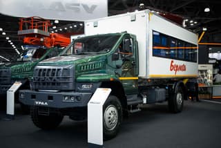 New Ural-80 4×4: Ural Automobile Plant presents a shift bus and aerial platform at COMvex-2025