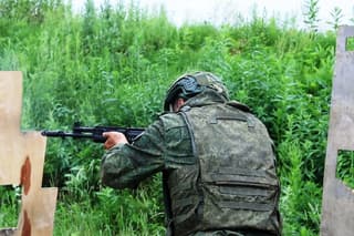 Военнослужащие ВВО поразили «противника» огнём из АК-12 и ПКМ на полигоне в Приморье