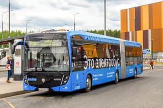 Solo 3 cargas al día: nombradas las ventajas del electrobús articulado KamAZ-6292