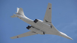 A punto de rozar los tejados: un portamisiles Tu-160 fue avistado en el cielo sobre Kazán