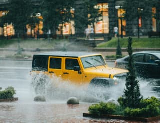 Precaución en las carreteras: el periodista automovilístico Kadakov explica cómo evitar el aquaplaning