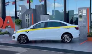 Без кожаной отделки салона и мультимедиа: АвтоВАЗ представил специальную версию седана Lada Aura на ПМЭФ-2025