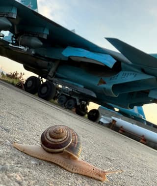 En fotos se muestra la carga de bombas de racimo aéreas RBK-500 con UMPC en los pilones del Su-34