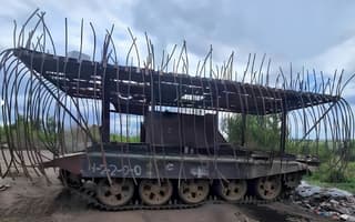 Half-Century-Old T-62 Tank Transformed into a Homemade Vehicle with "Dreadlocks": The Ingenuity of Soldiers