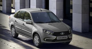 Una nueva Lada Granta CNG de combustible dual aparece a la venta en un concesionario