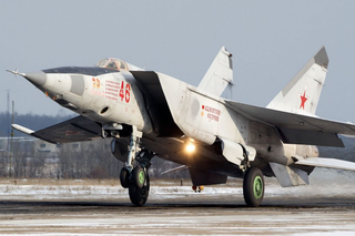 El legendario interceptor MiG-25 recorrió una carretera en Vorónezh