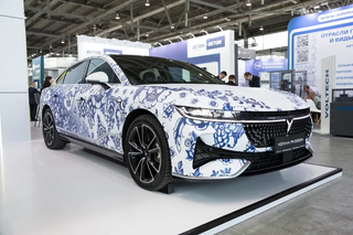Voyah Passion EVR Gzhel-Style Hybrid Unveiled at Innoprom-2025 Exhibition