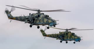 Вертолеты Ми-24 и Ми-8 управляемыми ракетами уничтожили наземную технику условного противника в Калининградской области