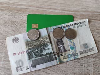 Banks are increasingly blocking Russians' cards: expert advises how to avoid this