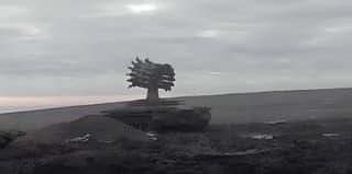 Los lanzacohetes de reacción navales "Smerch-2" salieron a tierra: la plataforma del tanque T-80 resultó útil