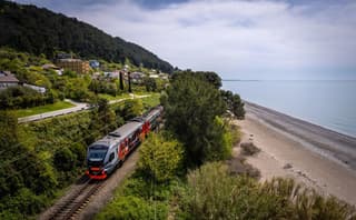 Ningún agregador externo: prohibido vender billetes de tren electrónicos a servicios sin contrato con el transportista