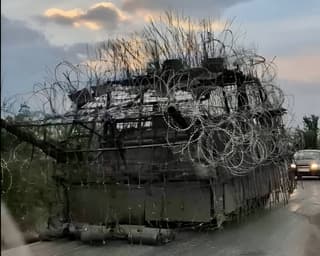 Войсковые Кулибины так доработали БТР, что определить его тип стало невозможно