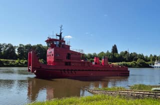 После капремонта — в путь: в Томской области спустили на воду теплоход «Ювис»
