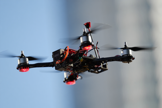 Nuevo módulo de comunicación óptica para drones kamikaze por 20 millones de rublos será desarrollado en Rusia