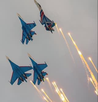 Высший пилотаж боевого истребителя Су-35: появилось видео трюка «Ангел»
