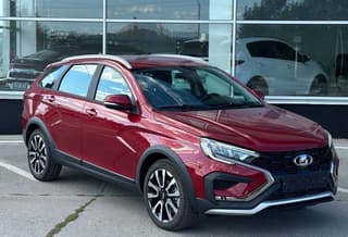 Lada Vesta SW Cross в новом цвете «Фламенко» появились у дилеров в Тольятти
