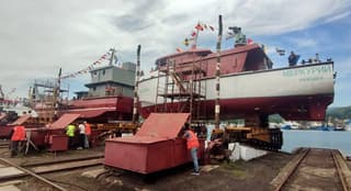 Служебно-разъездное судно «Меркурий» проекта 20221А и грузопассажирскую баржу 272023 спустили на воду в Приморье