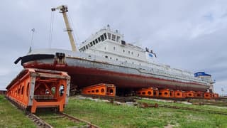 Уникальная операция: «Авраамий Завенягин» решили оживить — ледокол уже подняли на слип