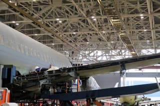 «Яковлев» запустил уникальный стенд стыковки крыла SJ-100 с основным корпусом самолёта